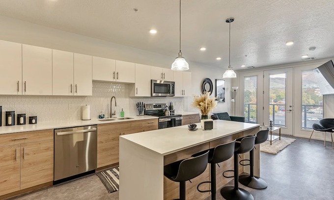 Lower Avenues Apartment | Views/TOP Floor/1BED Apartment/GYM/GARAGE Parking