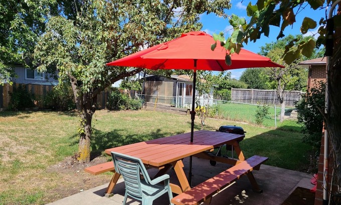 Malton House | SPACIOUS, INDEPENDENT ONE BEDROOM SUITE 10 MINUTES FROM THE PEARSON AIRPORT.