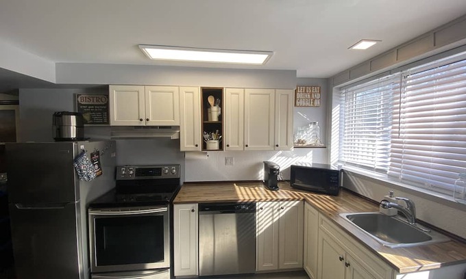 Sundridge House | Downtown Belmont & Main - Lower level