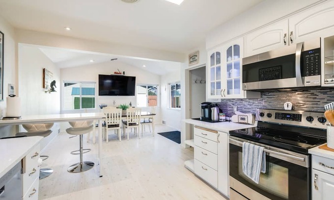Phinney Ridge House | Remodeled 3BR Green Lake Gem with Fenced Yard