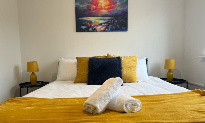 Pontprennau House | Village House in St Mellons - Close to A48 and M4 Motorway