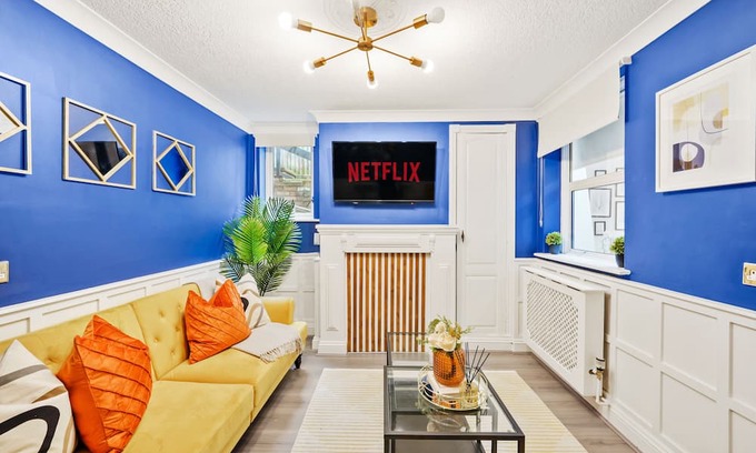 Chatham Apartment | Bright 1 Bed with free NETFLIX: Free Parking, & Wi-Fi 40 mins away from London