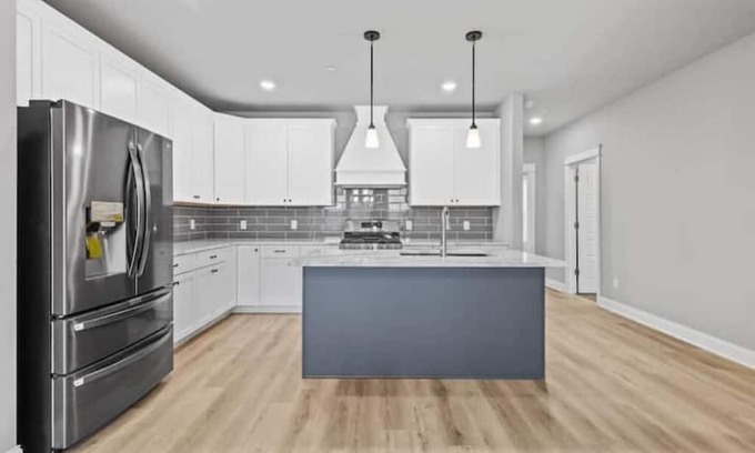 Portage Condo | 5 minutes to the Indiana Dunes and beaches! Luxury condo with pool & workout