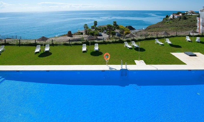 Torrox Costa Apartment | Lovely apartment for 6 people with WIFI, pool, A/C, TV, terrace, pets allowed and parking