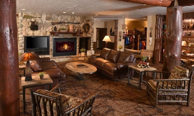 Onalaska House | Stoney Creek, Theme Suite Mini Premier, Living Room w/ Sofa! | 3 Units