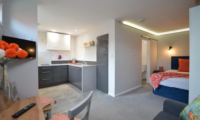 Claypole Apartment | Studio Open plan double studio Suitable for 1 or 2 adults.