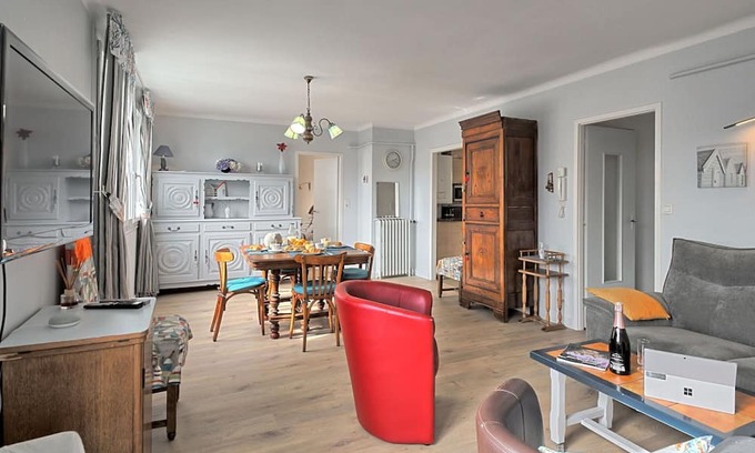 Vannes Apartment | Beautiful apartment for 4 people with WIFI, TV, pets allowed and parking