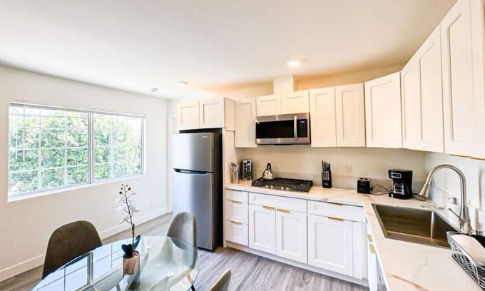 Woodland Hills House | Modern Urban Studio In LA - WO3-TOP