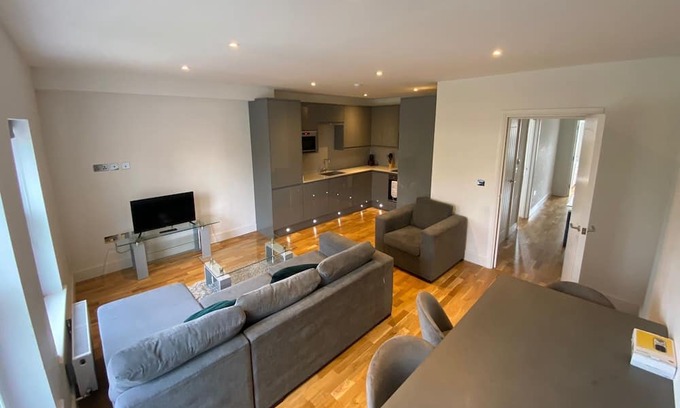 Finchley Apartment | Deluxe 2 Bedroom Flat in the heart of Finchley with tube access to London