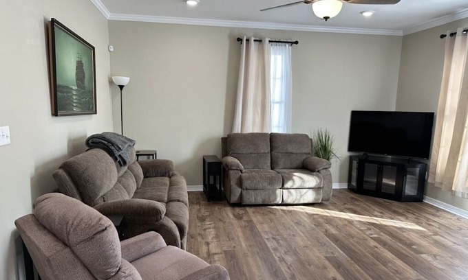 Greenwood House | Charming 50's Cottage on Main St.