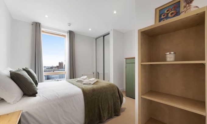 Bromley South Apartment | Charming Bow Retreat: Your Gateway to London's East End. Sleeps 4!