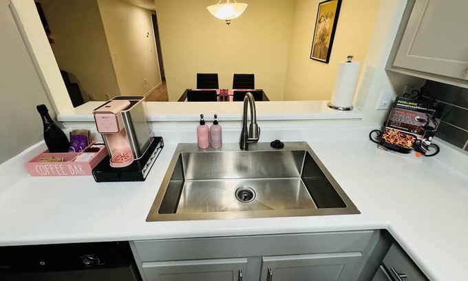 Paradise Apartment | GNO House/9 mins to Strip/Complementary Champagne