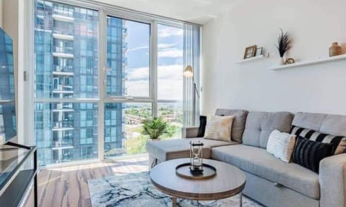 Hurontario Condo | ELEGANT 1+DEN CONDO, PARKING, BALCONY, CITY VIEW