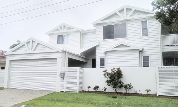 Burleigh Waters House | New Burleigh home with pool 5 night midweek stay rates dropped!