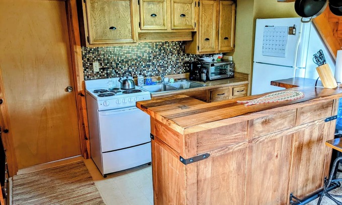 Meadow Lakes Cabin | Classic Alaskan Log Cabin on Lake, Sleeps 5 - 7