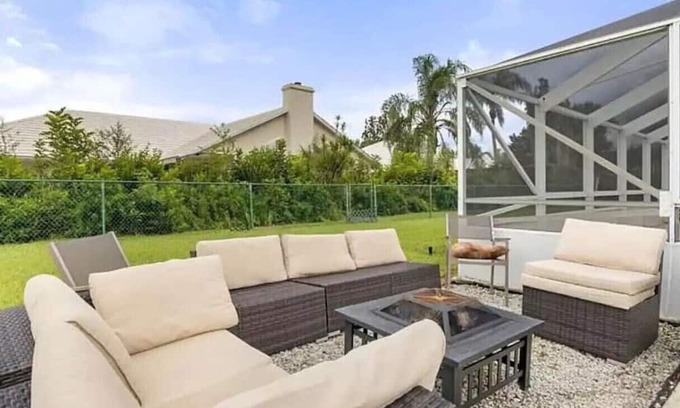 Wellington House | Massive 6 bedroom with pool!