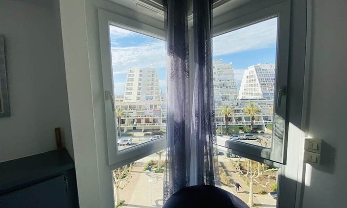 La Grande-Motte Apartment | Bel Appartement 4 Couchages , Centre Ville ,vue Mer , Terrasse , Clim , Parking