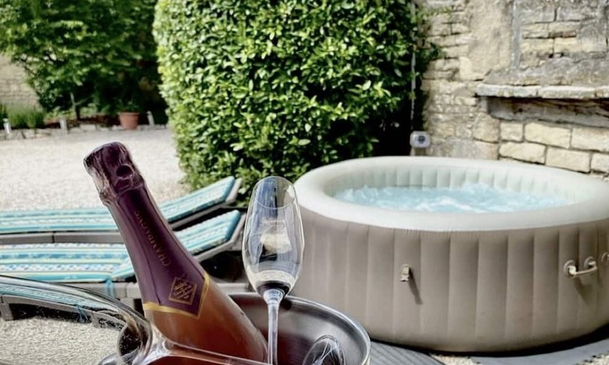 Tusson Bed & Breakfast | Maison Dix has two elegant, charming guests rooms in Tusson.