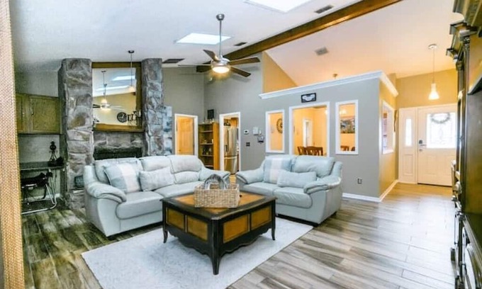 Arlington House | Amazing Location & Amenities Hot Tub King Bed