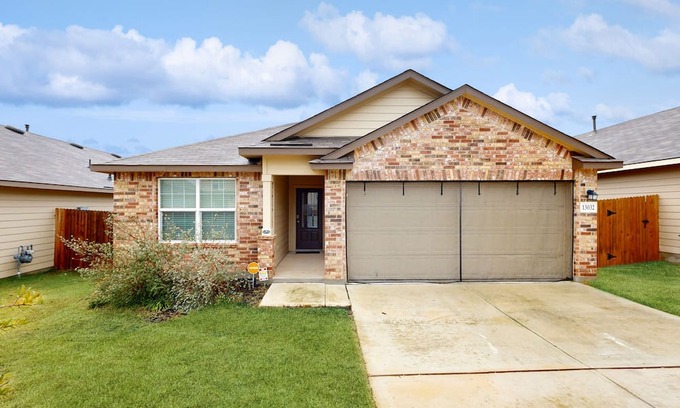 Medina Valley House | Dog-friendly single-level retreat with pool access, large yard, washer/dryer, AC