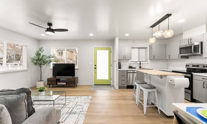North Oak Park House | Newly Built 2bd/1ba house w/ King Sz Bed