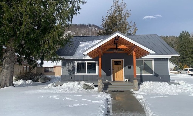 Skykomish House | Cozy house in historic Skykomish minutes away from Skiing, Hiking, and the bar!!
