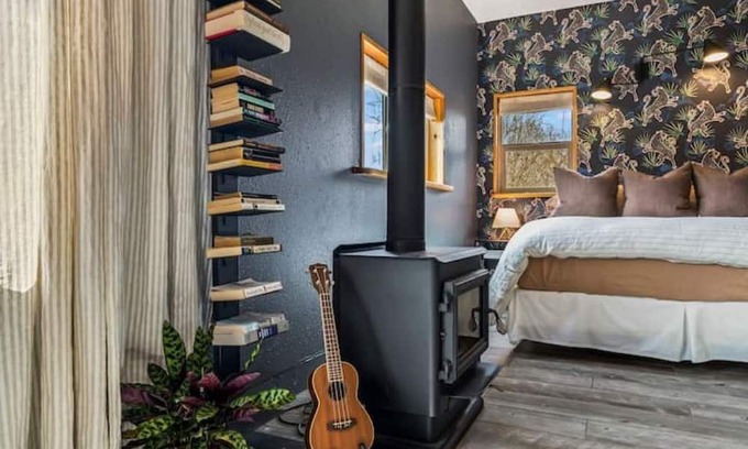 Bend House | Luxe Private Apartment on 5 Acres
