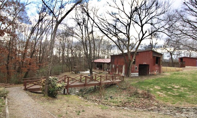 Lenoir City Cabin | Cozy Classy Cabin - pet friendly! Only 1 minute from Lenoir City's main street