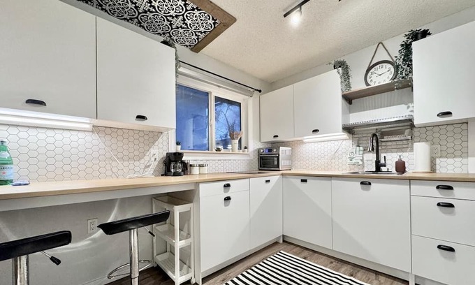 North Central Edmonton Apartment | Self-check-in/Full kitchen/Pet-Friendly/Parking