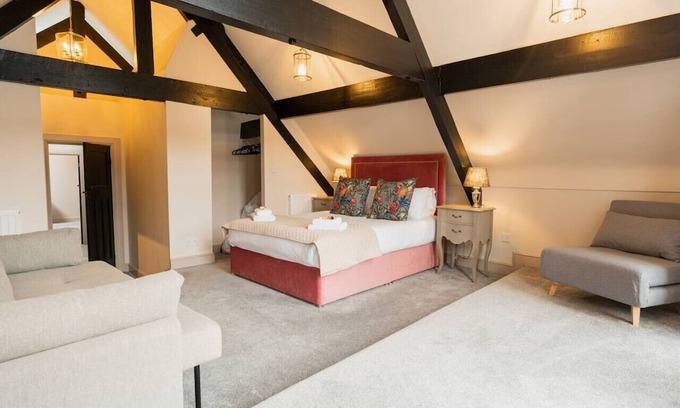 Tarvin House | Spacious and stylish accommodation - sleeps 15