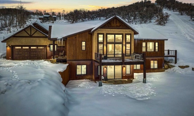 Clark Ski Chalet | 4bdrm 3 bath Ski in/out Chalet on Private Hill