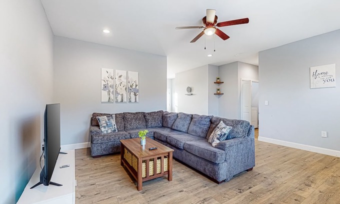 Jefferson City House | Modern dog-friendly home with enclosed yard, pool, grill, mtn views, W/D, & AC