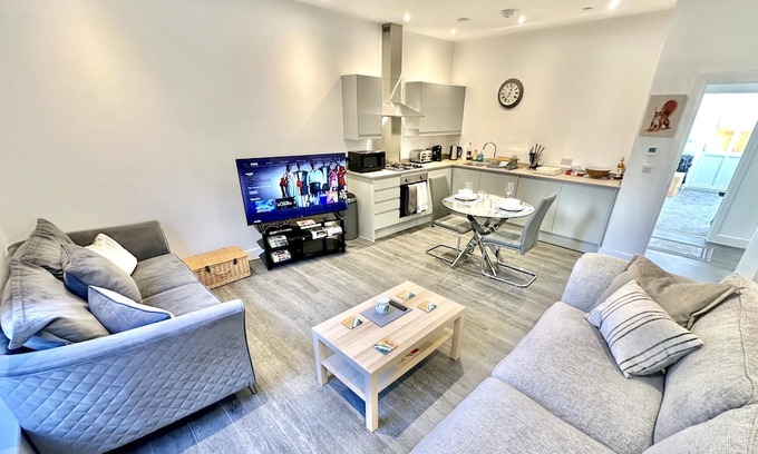 Poole Apartment | Contemporary Charm by the Quay with Garden