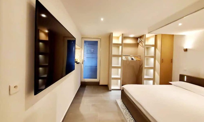 Publier Apartment | Holiday Apartment "Grand Standing Les Pieds Dans L'Eau" with Lake View, Private Terrace & Wi-Fi