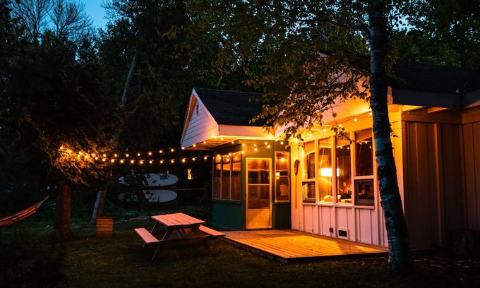 South Bruce Peninsula Cabin | Cozy 3-bedroom Nostalgic Waterfront Cabin on Lake Huron