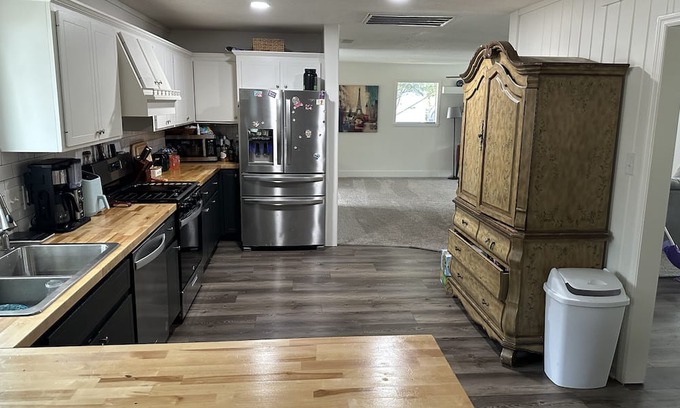 Whitemarsh Island House | Charming 2-bedroom house in fabulous Whitemarsh with WiFi, AC Pool and slide.