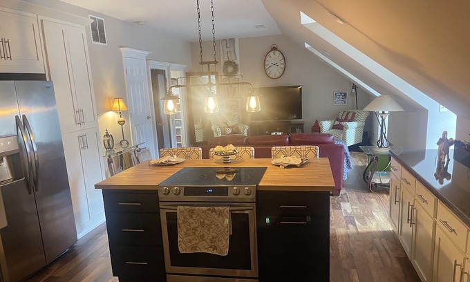 Stockbridge House | Full apartment Fully furnished 1 bedroom 1 bath apartment kitchen 1mile I-75