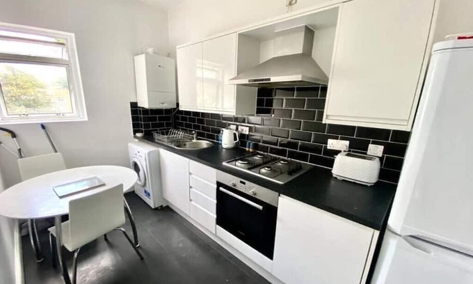 Bow West Apartment | Mile End - 1 Bedroom Apartment, Sleeps Upto- 2, 3 Min Walk to Mile End Station