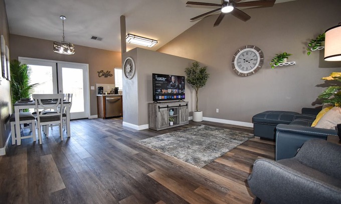 Porterville House | Serene 2 BR Cottage W/ SPA / Game Room / Office