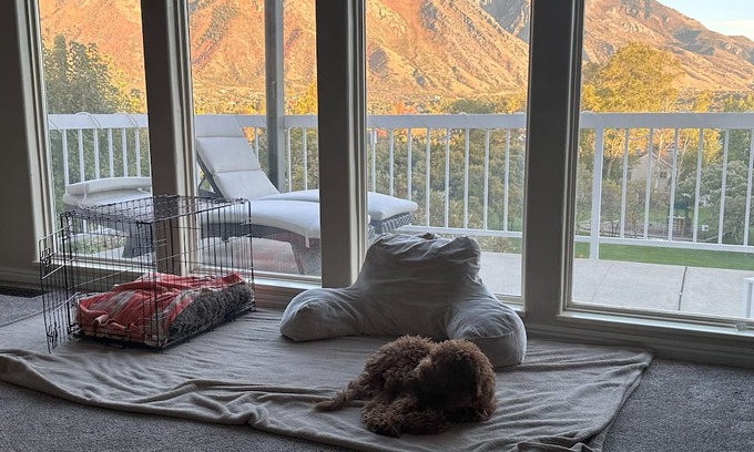 Alpine House | Stunning mountain and valley views this Alpine home is conveniently located.