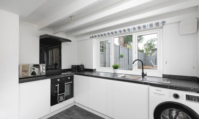 East Finchley Apartment | Skyvillion - Cozy 2 Bed Cottage In East Finchley