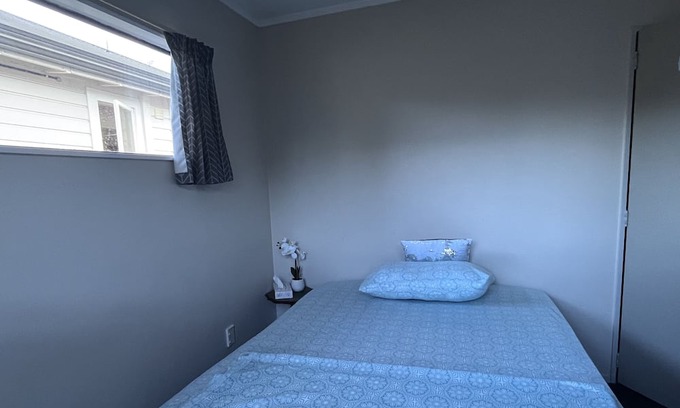 Nelson Apartment | Ambient room in Nelson City!