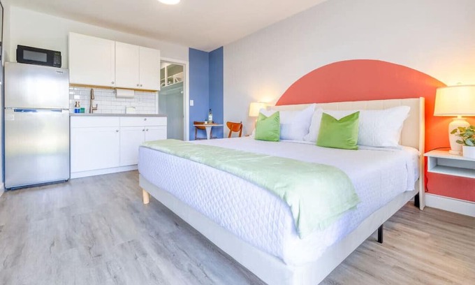 Coral Ridge Apartment | 5 min to BEACH walk to restaurant, bars, mall, etc