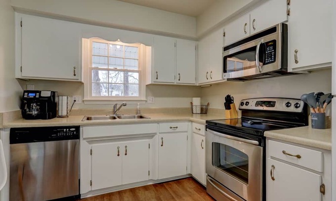 Drayton House | Comfortable home, workspace, close to downtown, schools, and hospitals