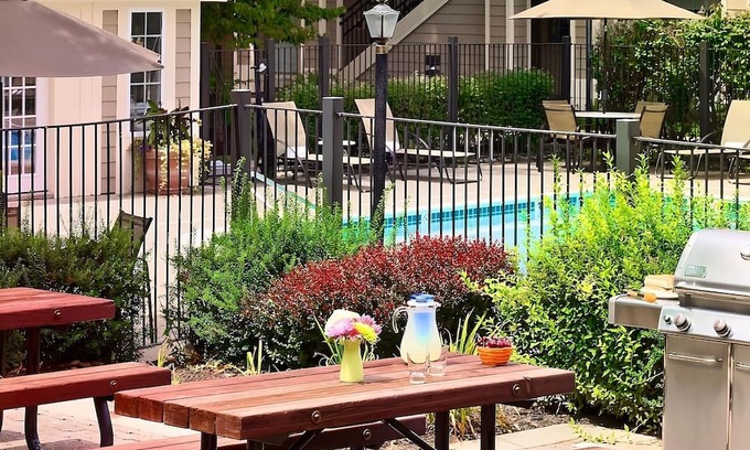 White Station House | Comfort and Convenience! w/ Parking, Pets Allowed, Near Memphis Zoo!