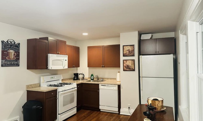 Elmhurst House | New! Affordable Elmhurst Home minutes from Airport