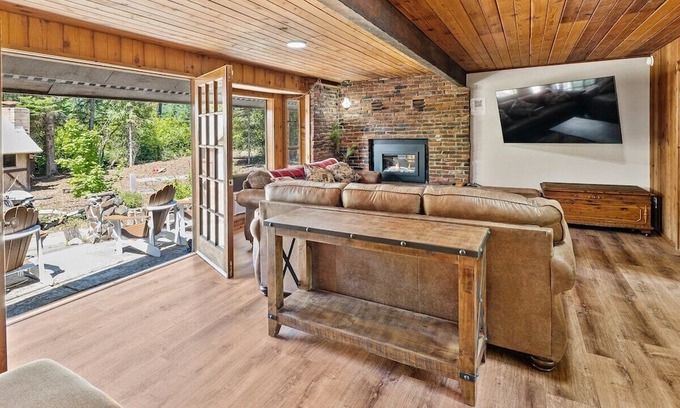 Cle Elum Cabin | Hot Tub and Private Cabin in Mountains of Cle Elum
