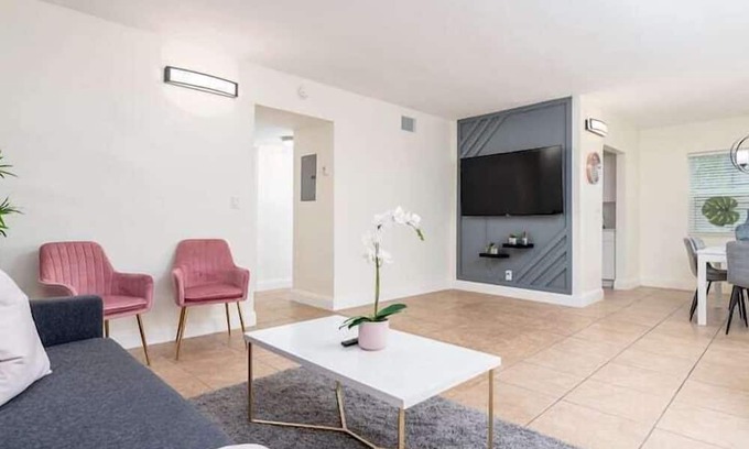 Coral Shores Apartment | 2 Bedroom 844628 by Houzlet