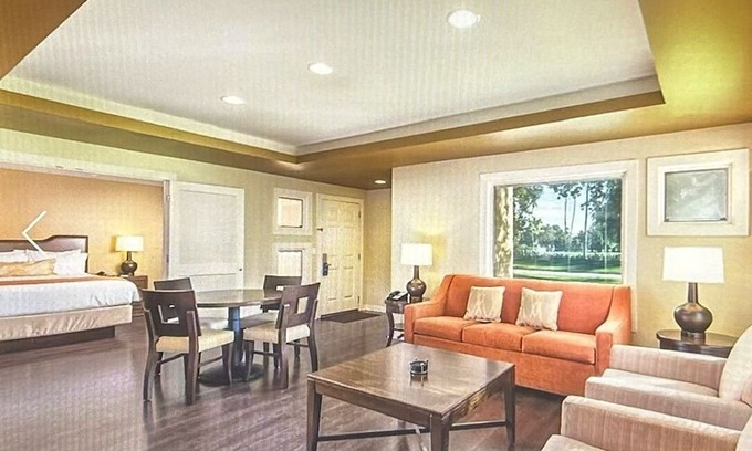 Paradise Valley Village Resort | One Bedroom Suite in Orange Tree Resort