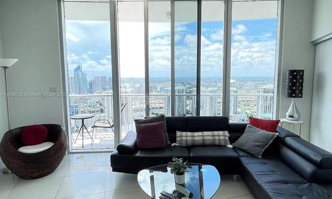 Edgewater Apartment | 56 Floor 2 bed/2 bath PENTHOUSE Biscayne Bay City Million Dollar View Free pking
